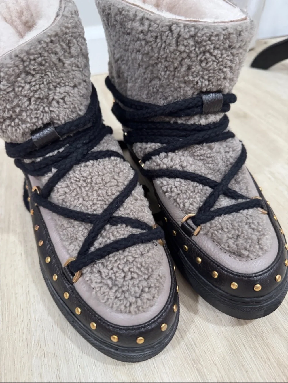 Inuikii Anthropologie Curly Rock Brown Sherpa Lace-Up Winter Boots Cozy Bold
